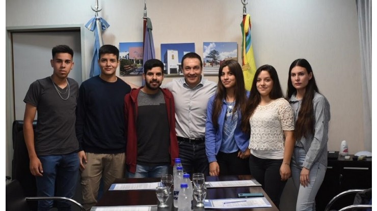 Watson junto a estudiantes de una escuela técnica